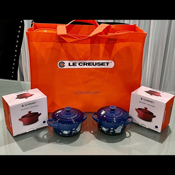 2 SET NIB LE CREUSET LIMITED EDITION COBALT LOTUS  PETITE COCOTTE 8 OZ STONEWARE - Picture 2 of 3